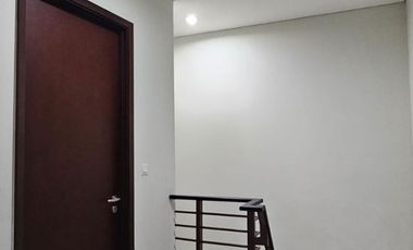 Town House Puri Mansion Mewah Furnish 2.5 Lantai Jakarta Barat