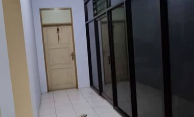 Dijual atau Disewakan  Ruko Adiyaksa Baru  5 X 19,25 Lantai 2 &3 ukr 5X22 3 Lantai Listrik 3.500 Sewa RP. 110 JT Perthn Minimal 2 th Jual Rp. 4 M Nego