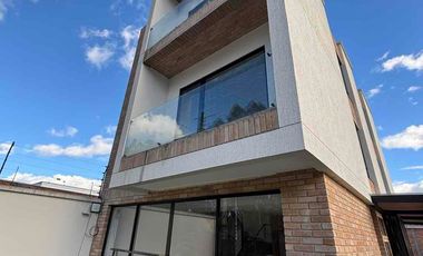 Casa en venta sector 01 de Mayo frente al Río dentro de propiedad horizontal