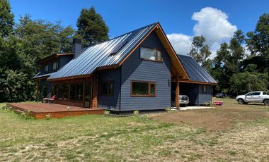 ARRIENDO DE VERANO · CASA PARA 15 PERSONAS DE ALTO LUJO EN EXCLUSIVO CONDOMINIO CON PLAYA PRIVADA · LAGO RANCO