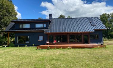 ARRIENDO DE VERANO · CASA PARA 15 PERSONAS DE ALTO LUJO EN EXCLUSIVO CONDOMINIO CON PLAYA PRIVADA · LAGO RANCO