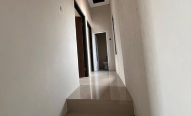 DISEWAKAN RUMAH EKONOMIS DUA LANTAI LINGKUNGAN CLUSTER DEKAT MERR