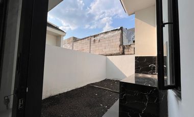 DISEWAKAN RUMAH EKONOMIS DUA LANTAI LINGKUNGAN CLUSTER DEKAT MERR