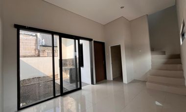 DISEWAKAN RUMAH EKONOMIS DUA LANTAI LINGKUNGAN CLUSTER DEKAT MERR