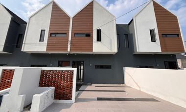 DISEWAKAN RUMAH EKONOMIS DUA LANTAI LINGKUNGAN CLUSTER DEKAT MERR