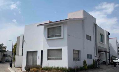 Renta Casa en esquina en Lomas de Angelópolis