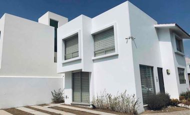 Renta Casa en esquina en Lomas de Angelópolis