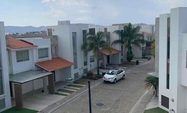 Renta Casa en esquina en Lomas de Angelópolis