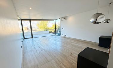 Exclusivo Departamento Remodelado en Lo Curro con Piscina Privada y Vista Panorámica