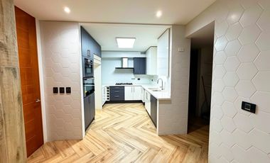 Exclusivo Departamento Remodelado en Lo Curro con Piscina Privada y Vista Panorámica