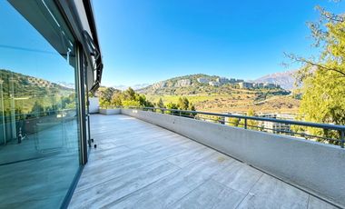 Exclusivo Departamento Remodelado en Lo Curro con Piscina Privada y Vista Panorámica