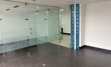 Hermosa oficina en la 72 en arriendo