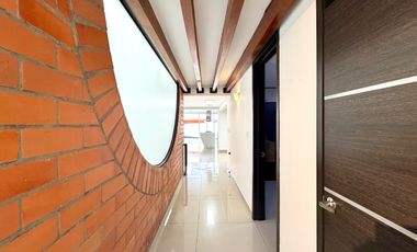 Extraordinaria casa remodelada de 152 m2, 3 Alcobas, 3 baños y estudio en Veracruz Conjunto Residencial. Tulipanes. Dosquebradas.