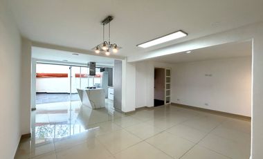 Extraordinaria casa remodelada de 152 m2, 3 Alcobas, 3 baños y estudio en Veracruz Conjunto Residencial. Tulipanes. Dosquebradas.