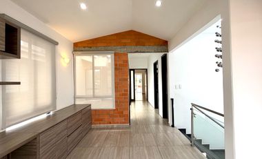Extraordinaria casa remodelada de 152 m2, 3 Alcobas, 3 baños y estudio en Veracruz Conjunto Residencial. Tulipanes. Dosquebradas.