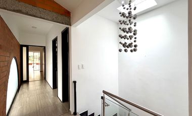 Extraordinaria casa remodelada de 152 m2, 3 Alcobas, 3 baños y estudio en Veracruz Conjunto Residencial. Tulipanes. Dosquebradas.