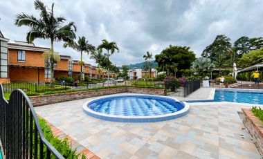 Extraordinaria casa remodelada de 152 m2, 3 Alcobas, 3 baños y estudio en Veracruz Conjunto Residencial. Tulipanes. Dosquebradas.