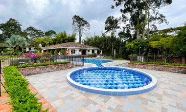 Extraordinaria casa remodelada de 152 m2, 3 Alcobas, 3 baños y estudio en Veracruz Conjunto Residencial. Tulipanes. Dosquebradas.