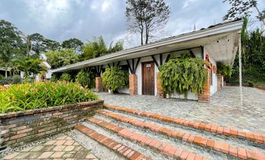 Extraordinaria casa remodelada de 152 m2, 3 Alcobas, 3 baños y estudio en Veracruz Conjunto Residencial. Tulipanes. Dosquebradas.