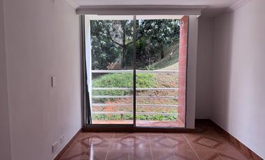 CONFORTABLE APARTAMENTO EN VENTA EN EL CARMELO, BELLO, CON VISTA A ZONA VERDE