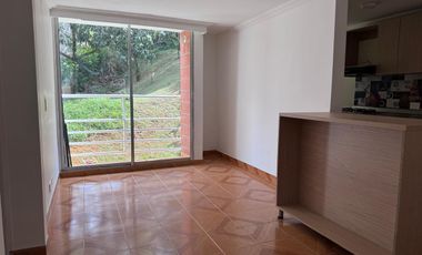 CONFORTABLE APARTAMENTO EN VENTA EN EL CARMELO, BELLO, CON VISTA A ZONA VERDE