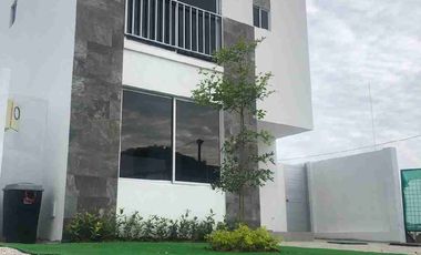 Venta Casa de tres dormitorios vía a la Costa de estreno, patio grande