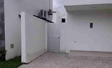 Venta Casa de tres dormitorios vía a la Costa de estreno, patio grande
