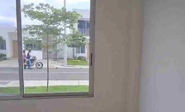 Venta Casa de tres dormitorios vía a la Costa de estreno, patio grande