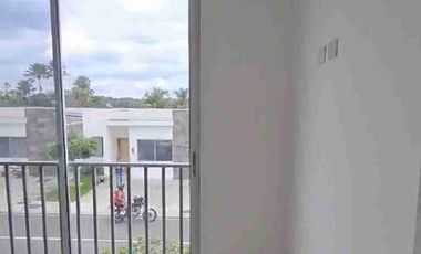 Venta Casa de tres dormitorios vía a la Costa de estreno, patio grande
