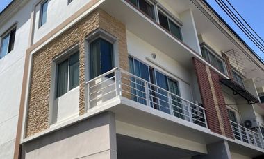 FOR SALE: 3-Storey Corner Townhome at Private Ville Huamark 11, 23.5 Sq.Wah, Fully Built-in, Convenient Location