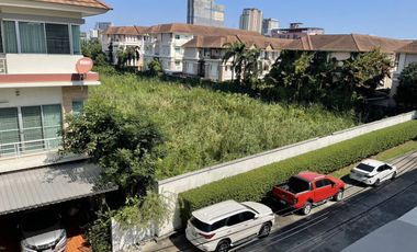 FOR SALE: 3-Storey Corner Townhome at Private Ville Huamark 11, 23.5 Sq.Wah, Fully Built-in, Convenient Location