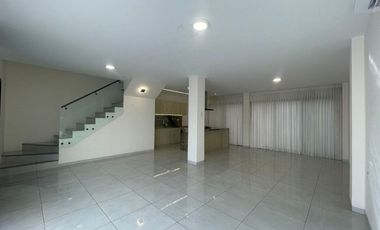 Se alquila casa con A/C en Urb Arboleia de Machala
