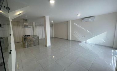 Se alquila casa con A/C en Urb Arboleia de Machala