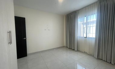 Se alquila casa con A/C en Urb Arboleia de Machala