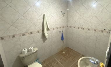 CASA AMPLIA, SEGURA Y SIN PROBLEMAS DE AGUA EN MORELIA, SALIDA A QUIROGA CON 175M2 CONSTRUCCIÓN