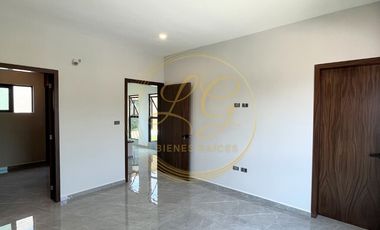 Residencia nueva de 4 recámaras con 1 en planta baja y amplio jardín