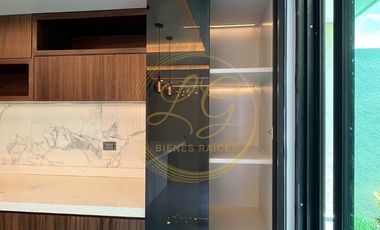 Residencia nueva de 4 recámaras con 1 en planta baja y amplio jardín