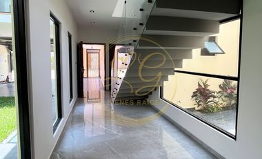 Residencia nueva de 4 recámaras con 1 en planta baja y amplio jardín