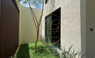 Residencia nueva de 4 recámaras con 1 en planta baja y amplio jardín