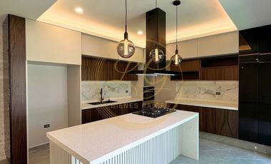 Residencia nueva de 4 recámaras con 1 en planta baja y amplio jardín