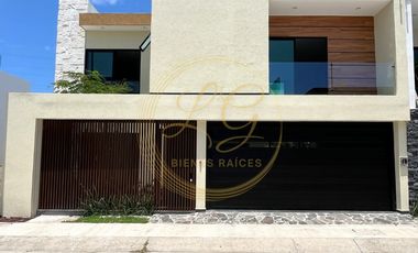 Residencia nueva de 4 recámaras con 1 en planta baja y amplio jardín