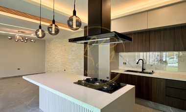 Residencia nueva de 4 recámaras con 1 en planta baja y amplio jardín