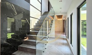 Residencia nueva de 4 recámaras con 1 en planta baja y amplio jardín