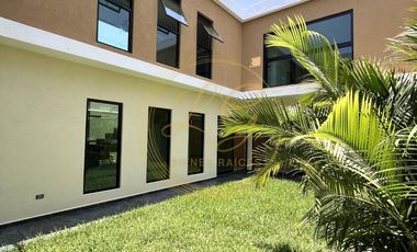 Residencia nueva de 4 recámaras con 1 en planta baja y amplio jardín