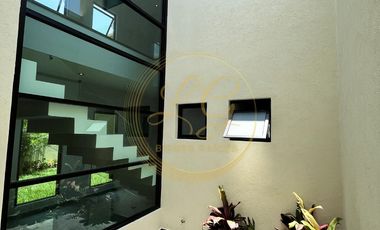Residencia nueva de 4 recámaras con 1 en planta baja y amplio jardín