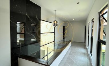 Residencia nueva de 4 recámaras con 1 en planta baja y amplio jardín