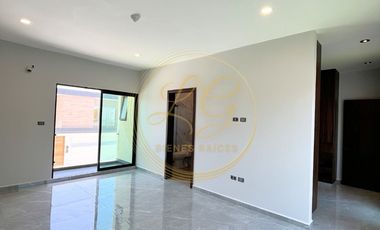 Residencia nueva de 4 recámaras con 1 en planta baja y amplio jardín