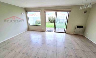Se Arrienda Hermosa Casa de dos Pisos en Condominio Santa Cruz, comuna de La Cruz