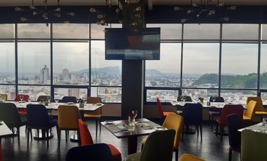 EL LUJO DE VIVIR EN LAS ALTURAS FRENTE AL RÍO GUAYAS