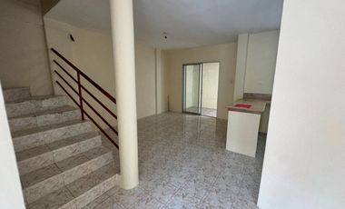 MUCHO LOTE UNO ETAPA 5 ALQUILO PRECCIOSA Y AMPLIA VILLA DOS PLANTAS, TRES DORMITORIOS, PORTON CERRADO,M SEGUIRADES